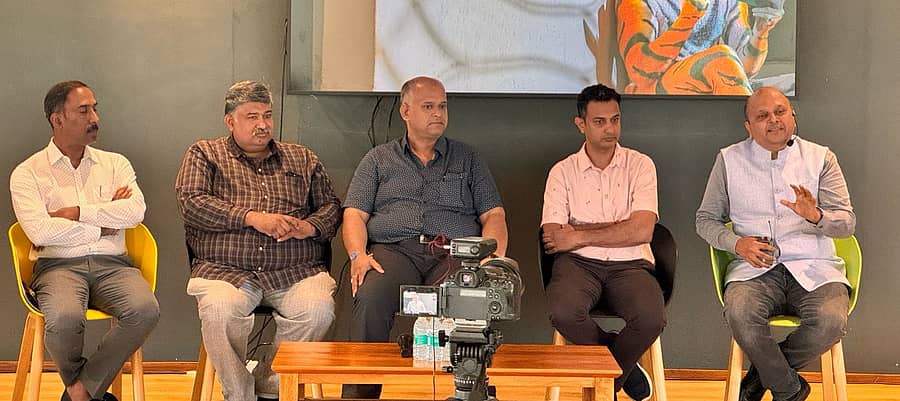 ಸಿಲಿಕಾನ್ ಬೀಚ್ ಪ್ರೋಗ್ರಾಂನ ಮರಳಿ ನಾಡಿಗೆ ಯೋಜನೆಯ ಉದ್ಘಾಟನಾ ಸಮಾರಂಭದಲ್ಲಿ  ರೋಹಿತ್ ಭಟ್, ನಟರಾಜ್ ಹೆಗ್ಡೆ, ಶ್ಯಾಮ್‌ ಪ್ರಸಾದ್ ಹೆಬ್ಬಾರ್‌, ಅಶ್ವಿನಿ ಪೈ ಮರೂರು, ಪ್ರಶಾಂತ್‌ ಶೆಣೈ ಪಾಲ್ಗೊಂಡಿದ್ದರು