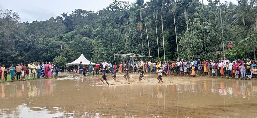 ಮಡಿಕೇರಿ ತಾಲ್ಲೂಕಿನ ಕಗ್ಗೋಡ್ಲು ಗ್ರಾಮದಲ್ಲಿ ಭಾನುವಾರ ಕೊಡಗು ಜಿಲ್ಲಾ ಬಂಟರ ಸಂಘ, ಕೊಡಗು ಯುವ ಬಂಟ್ಸ್ ಅಸೋಸಿಯೇಷನ್ ವತಿಯಿಂದ ನಡೆದ ಕೆಸರುಗದ್ದೆ ಕ್ರೀಡಾಕೂಟದಲ್ಲಿ ನೂರಾರು ಮಂದಿ ಭಾಗವಹಿಸಿದ್ದರು