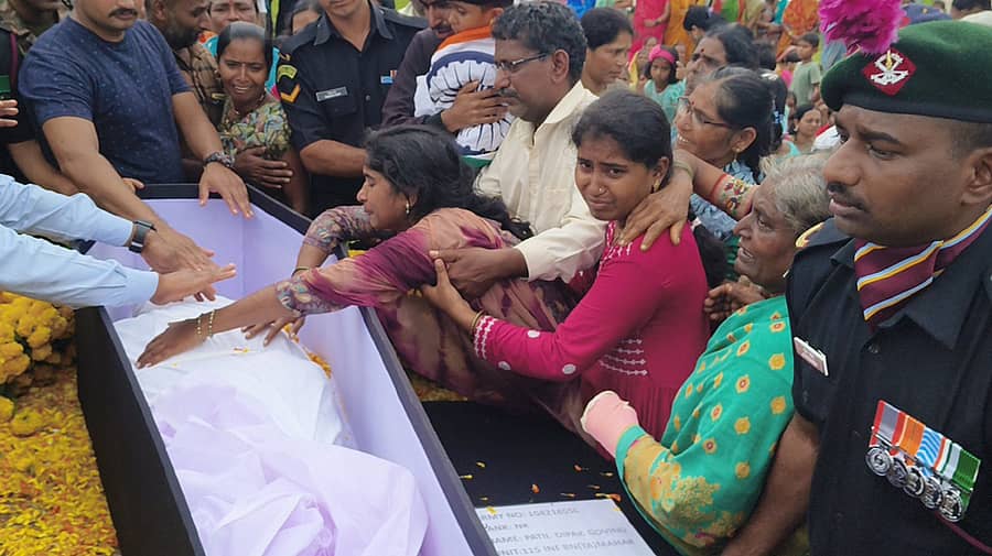 ಯೋಧನ ಪಾರ್ಥಿವ ಶರೀರಕ್ಕೆ ಅಂತಿಮ ವಿದಾಯ ಹೇಳಿ ರೋದಿಸುತ್ತಿರುವ ಪತ್ನಿ