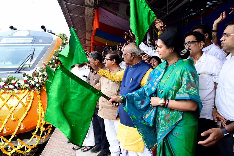 ಬೆಂಗಳೂರಿನಿಂದ ಬೆಳಗಾವಿಗೆ ಭಾನುವಾರ ಸಾಗುತ್ತಿದ್ದ ‘ವಂದೇ ಭಾರತ್’ ರೈಲಿಗೆ ಸಂಸದೆ ಡಾ.ಪ್ರಭಾ ಮಲ್ಲಿಕಾರ್ಜುನ್ ಅವರು ದಾವಣಗೆರೆ ರೈಲು ನಿಲ್ದಾಣದಲ್ಲಿ ಹಸಿರು ನಿಶಾನೆ ತೋರಿಸಿದರು. ಕೇಂದ್ರದ ಮಾಜಿ ಸಚಿವ ಜಿ.ಎಂ.ಸಿದ್ದೇಶ್ವರ, ಶಾಸಕ ಬಿ.ಪಿ.ಹರೀಶ್ ಇದ್ದಾರೆ