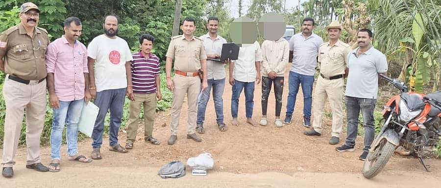 ಅಕ್ರಮವಾಗಿ ಗಾಂಜಾ ಸಾಗಾಟ ಮಾಡುತ್ತಿದ್ದ ಆರೋಪದ ಮೇಲೆ ಇಬ್ಬರು ವ್ಯಕ್ತಿಗಳನ್ನು ಮುಂಡಗೋಡ ಪೊಲೀಸರು ಬಂಧಿಸಿ, ಗಾಂಜಾ ಹಾಗೂ ಬೈಕ್‌ ವಶಪಡಿಸಿಕೊಂಡಿದ್ದಾರೆ