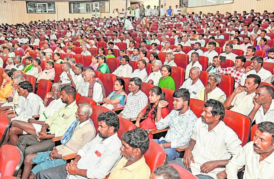 <div class="paragraphs"><p>ಮೈಸೂರಿನ ಕಲಾಮಂದಿರದಲ್ಲಿ ಆಯೋಜಿಸಿದ್ದ ಜೀವವಿಮುಕ್ತಿ ಕಾರ್ಮಿಕರ ರಾಜ್ಯ ಮಟ್ಟದ ಸಮಾವೇಶದಲ್ಲಿ ಸಭಿಕರು ಪಾಲ್ಗೊಂಡಿದ್ದರು</p></div>