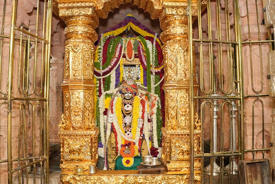ಶ್ರೀ ರಾಘವೇಂದ್ರ ಸ್ವಾಮಿಗಳ ಬೃಂದಾವನಕ್ಕೆ ವಿಶೇಷ ಅಲಂಕಾರ ಮಾಡಲಾಗಿತ್ತು
