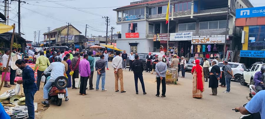 ಸುಂಟಿಕೊಪ್ಪದ ಕನ್ನಡ ವೃತ್ತದಲ್ಲಿ ಕೊಡವ ನ್ಯಾಷನಲ್ ಕೌನ್ಸಿಲ್ ವತಿಯಿಂದ ‘ಕೊಡವಲ್ಯಾಂಡ್’ ಹಕ್ಕೊತ್ತಾಯಕ್ಕಾಗಿ ಮಾನವ ಸರಪಳಿ ನಿರ್ಮಿಸಿ ಭಾನುವಾರ ಪ್ರತಿಭಟನೆ ನಡೆಸಲಾಯಿತು