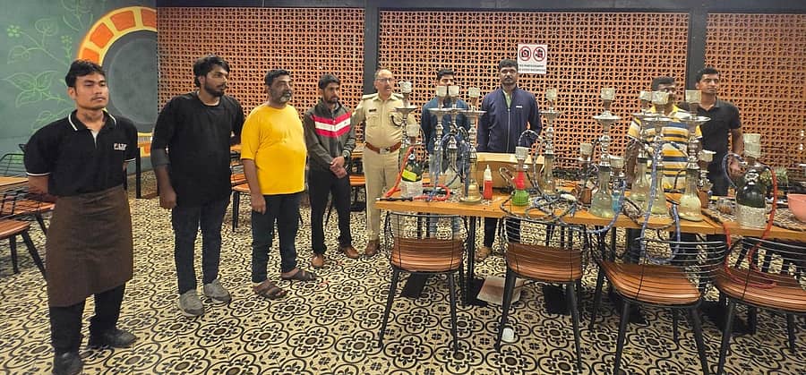 ಅನಧಿಕೃತವಾಗಿ ಹುಕ್ಕಾ ಬಾರ್ ತೆರೆದಿದ್ದ ರಾಮನಗರ ಹೊರವಲಯದ ಬೆಂಗಳೂರು–ಮೈಸೂರು ರಾಷ್ಟ್ರೀಯ ಹೆದ್ದಾರಿ ಪಕ್ಕದಲ್ಲಿರುವ ಫಿಲ್ಟರ್ ಕೆಫೆ ಆ್ಯಂಡ್ ಕಿಚನ್‌ ರೆಸ್ಟೋರೆಂಟ್‌ ಮೇಲೆ ಸಿಇಎನ್ ಠಾಣೆ ಡಿವೈಎಸ್ಪಿ ಕೆಂಚೇಗೌಡ ನೇತೃತ್ವದಲ್ಲಿ ಪೊಲೀಸರು ದಾಳಿ ನಡೆಸಿದರು