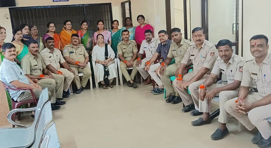 ದಾಂಡೇಲಿ ನಗರ ಹಾಗೂ ಗ್ರಾಮೀಣ ಠಾಣೆಯ ಸಿಬ್ಬಂದಿ ಬಿಜೆಪಿ ಮಹಿಳಾ ಮೋರ್ಚಾ ಸದಸ್ಯರ ರಾಖಿ ಕಟ್ಟಿ ರಕ್ಷಾ ಬಂಧನ ಆಚರಿಸಿದರು.