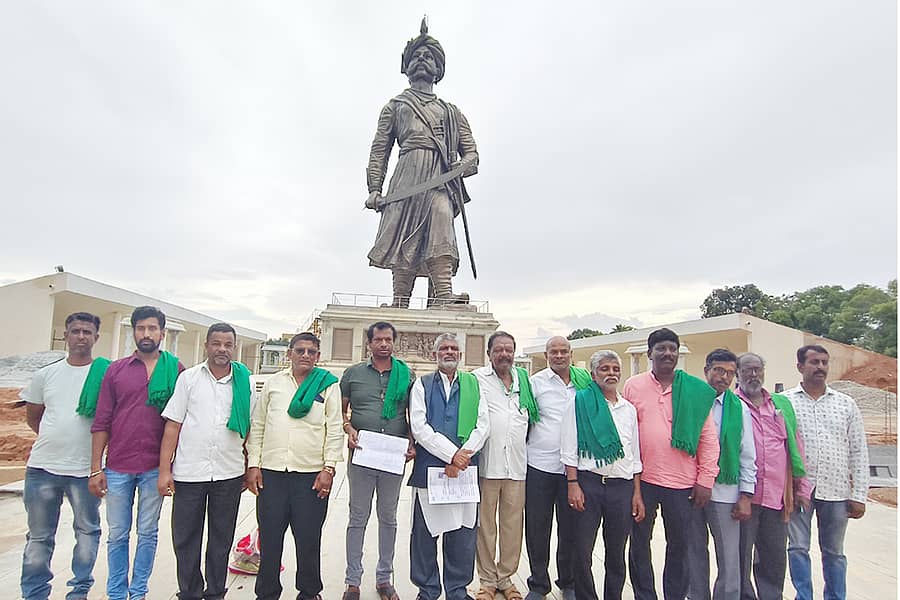 ದೇವನಹಳ್ಳಿ ತಾಲ್ಲೂಕಿನ ವಿಮಾನ ನಿಲ್ದಾಣದ ಸಮೀಪ ಇರುವ ಕೆಂಪೇಗೌಡರ ಪ್ರತಿಮೆ ಬಳಿ ರೈತ ಮುಖಂಡರು ಪ್ರತಿಜ್ಞಾವಿಧಿ ಸ್ವೀಕರಿಸಿದರು