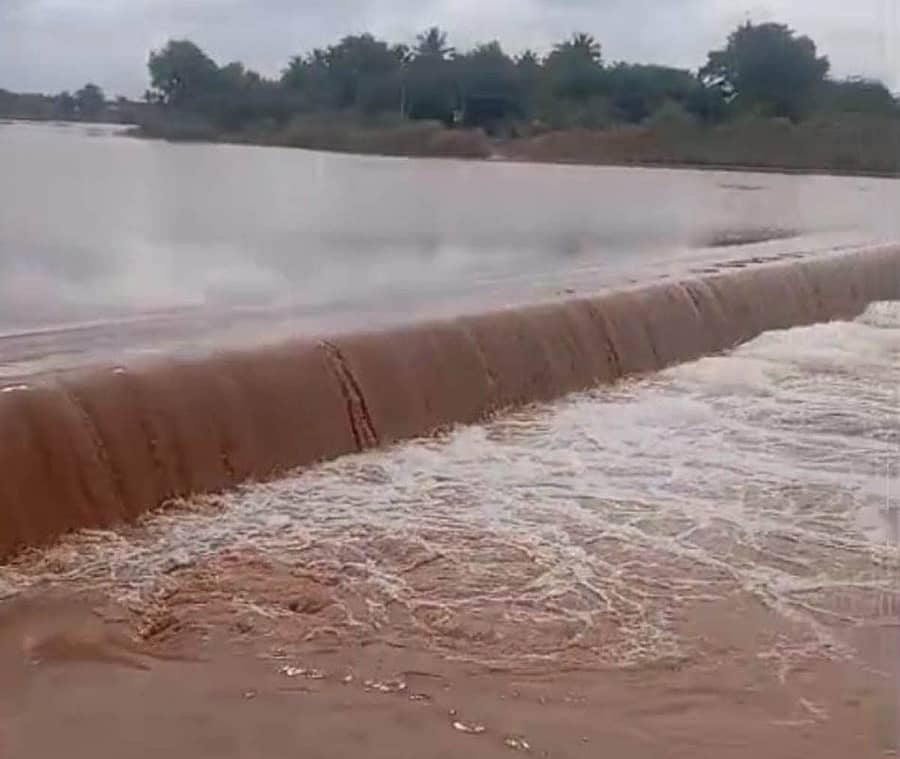 ಭಾರಿ ಮಳೆಯಿಂದಾಗಿ ಧರ್ಮಪುರ ಸಮೀಪದ ಸುವರ್ಣಮುಖಿ ನದಿಯಲ್ಲಿ ನೀರು ಹರಿಯುತ್ತಿರುವುದು