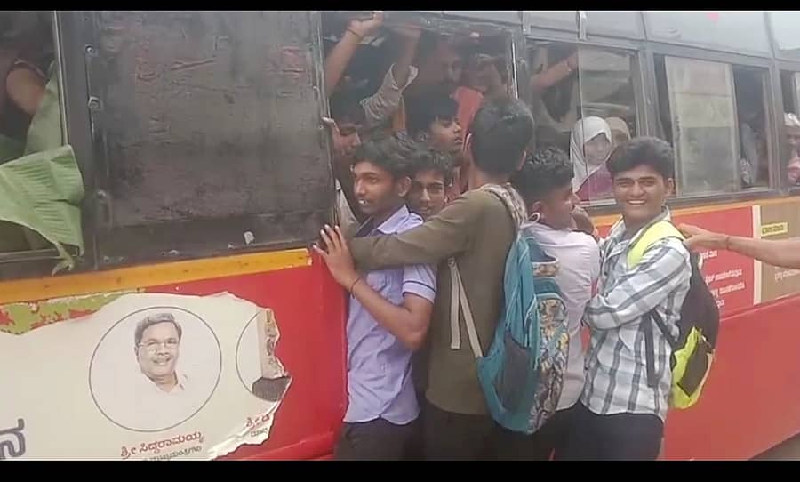ಲಕ್ಷ್ಮೇಶ್ವರದಲ್ಲಿ ಶಾಲಾ ಕಾಲೇಜು ವಿದ್ಯಾರ್ಥಿಗಳು ಬಸ್‍ ಬಾಗಿಲಿಗೆ ಜೋತು ಬಿದ್ದಿರುವುದು