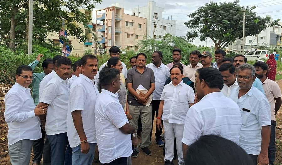 ಹಿರಿಯೂರಿನಲ್ಲಿ ಆಗಸ್ಟ್ 5 ರಂದು ಸುರಿದು ಜಲಾವೃತಗೊಂಡಿದ್ದ ಬಡಾವಣೆಗಳಿಗೆ ಶನಿವಾರ ಜಿಲ್ಲಾ ಉಸ್ತುವಾರಿ ಸಚಿವ ಡಿ. ಸುಧಾಕರ್ ಅಧಿಕಾರಿಗಳೊಂದಿಗೆ ಭೇಟಿ ನೀಡಿ ಪರಿಶೀಲಿಸಿದರು