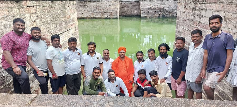 ಬಸವನಬಾಗೇವಾಡಿ ಪಟ್ಟಣದ ಐತಿಹಾಸಿಕ ಮೂಲನಂದೀಶ್ಚರ ದೇವಸ್ಥಾನ ಹಿಂಭಾಗದಲ್ಲಿರುವ ಪುರಾತನ ಬಸವತೀರ್ಥದಲ್ಲಿ ಜೇನುಗೂಡು ಸಂಸ್ಥೆಯ ಸ್ವಯಂ ಸೇವಕರು ಸ್ವಚ್ಛತಾ ಸೇವೆ ಸಲ್ಲಿಸಿದರು