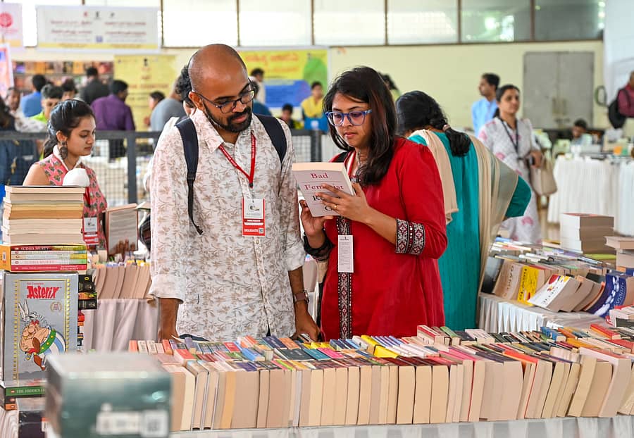 ಉತ್ಸವದಲ್ಲಿ ಸಾಹಿತ್ಯಾಸಕ್ತರು ಪುಸ್ತಕಗಳನ್ನು ಖರೀದಿಸಿದರು 
ಪ್ರಜಾವಾಣಿ ಚಿತ್ರ