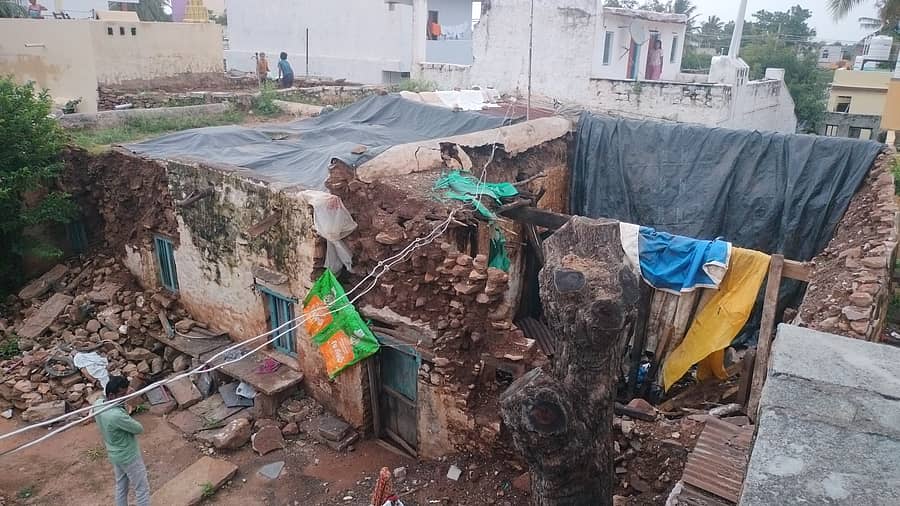 ಕೆರೂರ ಪಟ್ಟಣದಲ್ಲಿ ಶನಿವಾರ ಸಂಜೆ ನಿರಂತರವಾಗಿ ಸುರಿದ ಮಳೆಗೆ ಮನೆ ಚಾವಣಿ ಬಿದ್ದಿದೆ