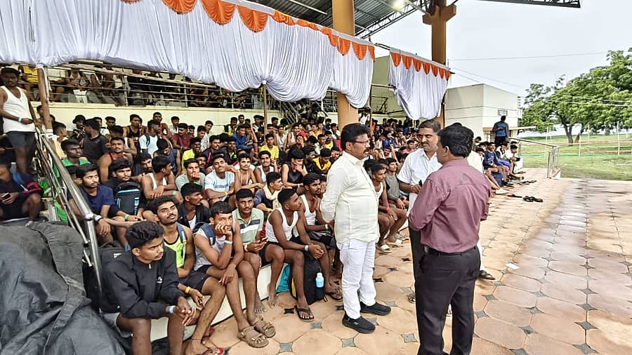ರಾಯಚೂರಿನ ಕೃಷಿ ವಿಜ್ಞಾನಗಳ ವಿಶ್ವವಿದ್ಯಾಲಯದ ಕ್ರೀಡಾಂಗಣದಲ್ಲಿ ನಡೆದ ಅಗ್ನಿಪಥ ಸೇನಾ ಭರ್ತಿ ರ್‍ಯಾಲಿಯಲ್ಲಿ ಭಾಗವಹಿಸಿದ ಅಭ್ಯರ್ಥಿಗಳೊಂದಿಗೆ ರಾಯಚೂರು ಗ್ರಾಮೀಣ ಶಾಸಕ ಬಸನಗೌಡ ದದ್ದಲ್ ಮಾತನಾಡಿದರು