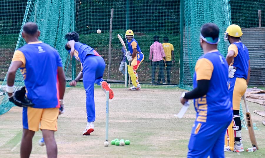 ಮೈಸೂರಿನ ಶ್ರೀಕಂಠದತ್ತ ನರಸಿಂಹರಾಜ ಒಡೆಯರ್‌ ಕ್ರೀಡಾಂಗಣದಲ್ಲಿ ಭಾನುವಾರ ಮಂಗಳೂರು ಡ್ರ್ಯಾಗನ್ಸ್ ತಂಡದ ಆಟಗಾರರು ಅಭ್ಯಾಸ ನಡೆಸಿದರು –ಪ್ರಜಾವಾಣಿ ಚಿತ್ರ/ಅನೂಪ್ ರಾಘ.ಟಿ.