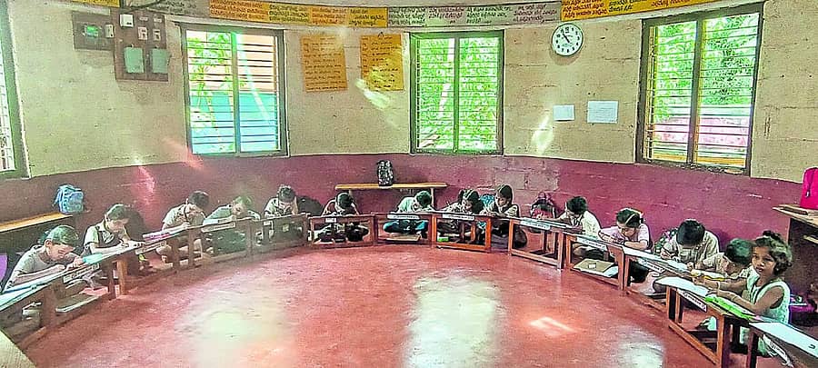 <div class="paragraphs"><p>‘ಸ್ನೇಹ ಶಾಲೆ’ಯ ತರಗತಿಯಲ್ಲಿ ವೃತ್ತಾಕಾರದಲ್ಲಿ ಕುಳಿತಿರುವ ಮಕ್ಕಳು</p></div>