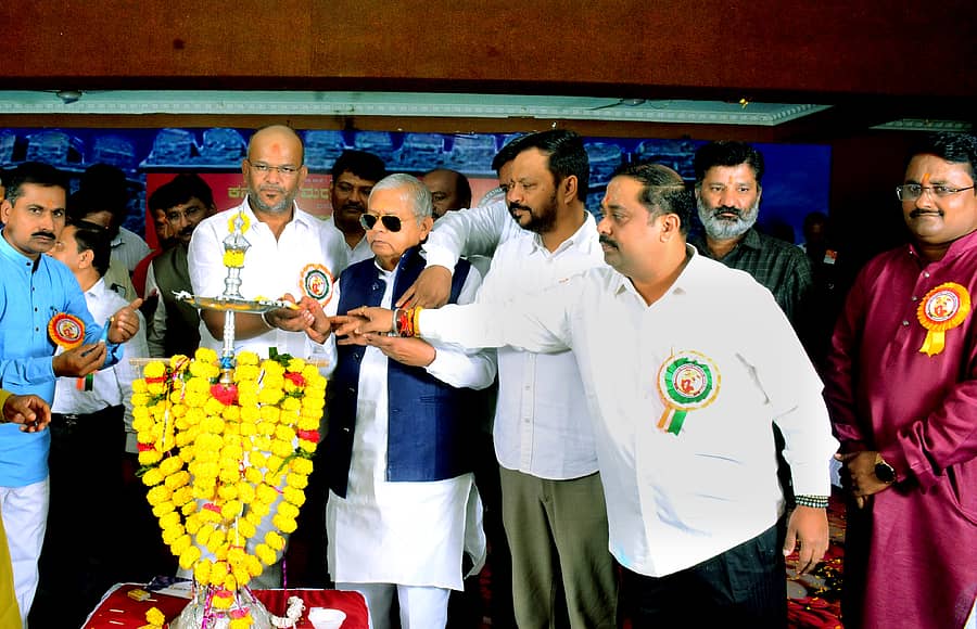 ಬಸವಕಲ್ಯಾಣದಲ್ಲಿ ಭಾನುವಾರ ಕರ್ನಾಟಕ ಮರಾಠಾ ನೌಕರರ ಸಂಘದಿಂದ ನಡೆದ ಪ್ರತಿಭಾವಂತ ವಿದ್ಯಾರ್ಥಿಗಳಿಗೆ ‘ರಾಜಮಾತ ಜೀಜಾವು ಪ್ರತಿಭಾ ಪುರಸ್ಕಾರ’ ವಿತರಿಸುವ ಕಾರ್ಯಕ್ರಮವನ್ನು ಗಣ್ಯರು ಉದ್ಘಾಟಿಸಿದರು
