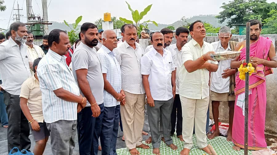 ಶ್ರೀರಂಗಪಟ್ಟಣ ತಾಲ್ಲೂಕಿನ ಅರಕೆರೆ ಗ್ರಾಮದಲ್ಲಿ ಕುಡಿಯುವ ನೀರಿನ ಟ್ಯಾಂಕ್‌ ನಿರ್ಮಾಣ ಕಾಮಗಾರಿಗೆ ಶಾಸಕ ರಮೇಶ ಬಂಡಿಸಿದ್ದೇಗೌಡ ಭಾನುವಾರ ಭೂಮಿ ಪೂಜೆ ನೆರವೇರಿಸಿದರು. ತಾಲ್ಲೂಕು ಪಂಚಾಯಿತಿ ಮಾಜಿ ಸದಸ್ಯ ಸಂತೋಷ್‌, ಅಪೆಕ್ಸ್‌ ಬ್ಯಾಂಕ್‌ ಮಾಜಿ ನಿರ್ದೇಶಕ ಶಿವಯ್ಯ ಪಾಲ್ಗೊಂಡರು
