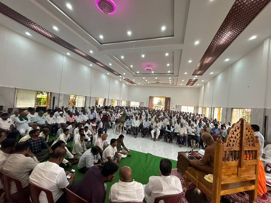 ಹುಬ್ಬಳ್ಳಿಯ ವರೂರಿನ ನವಗ್ರಹತೀರ್ಥ ಕ್ಷೇತ್ರದಲ್ಲಿ ಭಾನುವಾರ ಜೈನ ಸಮಾಜದ ಮುಖಂಡರು, ಜೈನ ಮುನಿಗಳ ಸಭೆ ನಡೆಯಿತು