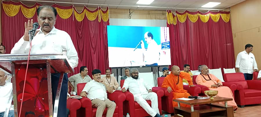 ಹಳೇಬೀಡು ಬಳಿಯ ಪುಷ್ಪಗಿರಿಯ ಸಭಾಂಗಣದಲ್ಲಿ ಭಾನುವಾರ ನಡೆದ ಮೈಸೂರು ವಿಭಾಗ ಮಟ್ಟದ ವೀರಶೈವ ಲಿಂಗಾಯತ ಮಹಾಸಭಾ ಪದಾಧಿಕಾರಿಗಳ ಕಾರ್ಯಾಗಾರದ ಸಮಾರೋಪ ಸಮಾರಂಭದಲ್ಲಿ ವೀರಶೈವ ಲಿಂಗಾಯತ ಮಹಾಸಭಾ ರಾಜ್ಯ ಘಟಕದ ಅಧ್ಯಕ್ಷ ಶಂಕರ ಬಿದರಿ ಮಾತನಾಡಿದರು. ಅರಣ್ಯ ಸಚಿವ ಈಶ್ವರ ಖಂಡ್ರೆ, ಸೋಮಶೇಖರ ಶಿವಾಚಾರ್ಯ ಸ್ವಾಮೀಜಿ, ಮಲ್ಲಿಕಾರ್ಜುನ ಸ್ವಾಮೀಜಿ ಇದ್ದರು.