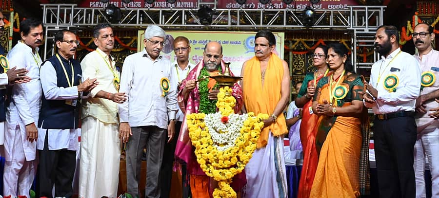ಟೈಲರ್ಸ್‌ ವೃತ್ತಿ ಬಾಂಧವರ ಬೃಹತ್‌ ಸಮಾವೇಶವನ್ನು ಪರ್ಯಾಯ ಪುತ್ತಿಗೆ ಮಠಾಧೀಶ ಸುಗುಣೇಂದ್ರ ತೀರ್ಥ ಸ್ವಾಮೀಜಿ ಉದ್ಘಾಟಿಸಿದರು