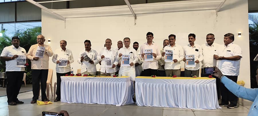 <div class="paragraphs"><p>ಕೃಷ್ಣಾರತಿ ಕಾರ್ಯಕ್ರಮದ ಜಾಹಿರಾತು ಬಿಡುಗಡೆ ಮಾಡುತ್ತಿರುವ ದೃಶ್ಯ</p></div>