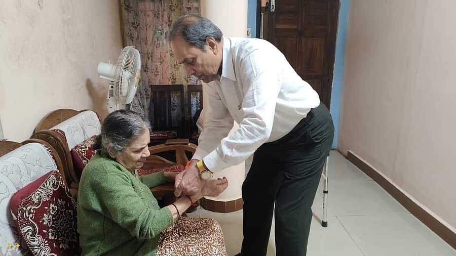 ಸುಂಟಿಕೊಪ್ಪದ ವೈದ್ಯರಾದ ಡಾ.ಯಶೋಧರ ಪೂಜಾರಿ ಅವರು 87 ವರ್ಷದ ತಮ್ಮ ಸಹೋದರಿಗೆ ರಾಕಿ ಕಟ್ಟಿದರು