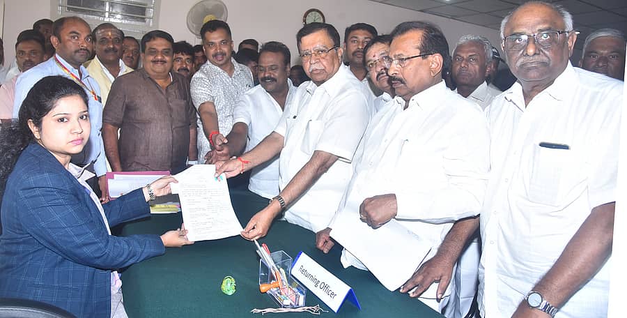 ತುಮಕೂರಿನಲ್ಲಿ ಭಾನುವಾರ ಡಿಸಿಸಿ ಬ್ಯಾಂಕ್‌ ನಿರ್ದೇಶಕ ಸ್ಥಾನಕ್ಕೆ ಸಹಕಾರ ಸಚಿವ ಕೆ.ಎನ್‌.ರಾಜಣ್ಣ ನಾಮಪತ್ರ ಸಲ್ಲಿಸಿದರು. ಶಾಸಕರಾದ ಕೆ.ಷಡಕ್ಷರಿ, ಎಚ್.ವಿ.ವೆಂಕಟೇಶ್‌, ವಿಧಾನ ಪರಿಷತ್ ಸದಸ್ಯ ಆರ್.ರಾಜೇಂದ್ರ, ಮುಖಂಡರಾದ ಎಸ್.ಆರ್.ರಾಜಕುಮಾರ್‌, ಜಿ.ಜೆ.ರಾಜಣ್ಣ ಇತರರು ಹಾಜರಿದ್ದರು