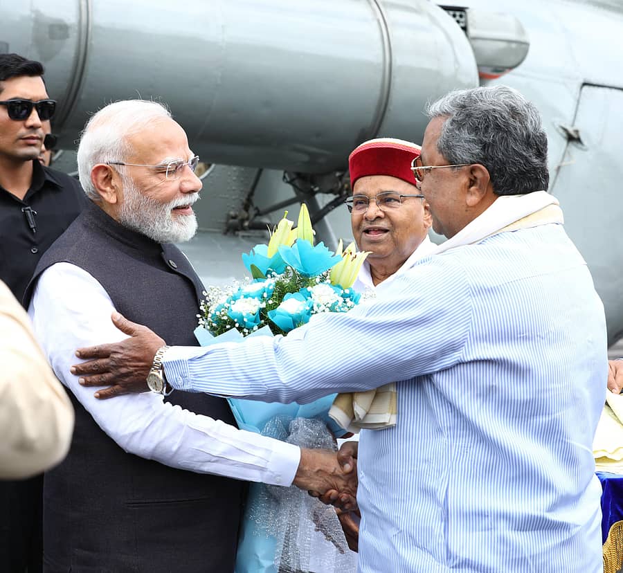 ಎಚ್‌ಎಎಲ್‌ ವಿಮಾನ ನಿಲ್ದಾಣಕ್ಕೆ ಬಂದಿಳಿದ ಪ್ರಧಾನಿ ನರೇಂದ್ರ ಮೋದಿ ಅವರನ್ನು ಮುಖ್ಯಮಂತ್ರಿ ಸಿದ್ದರಾಮಯ್ಯ ಅವರು ಆತ್ಮೀಯವಾಗಿ ಬರಮಾಡಿಕೊಂಡರು. ರಾಜ್ಯಪಾಲ ಥಾವರಚಂದ್‌ ಗೆಹಲೋತ್‌ ಸಾಕ್ಷಿಯಾದರು