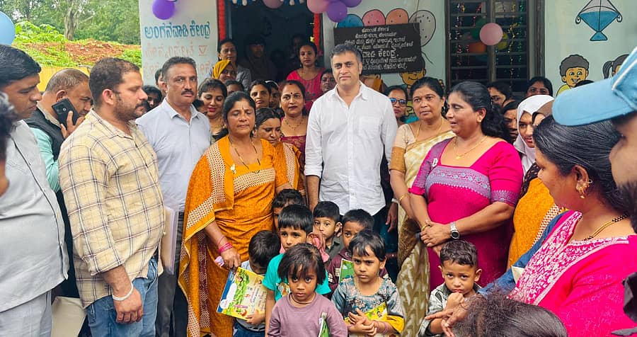 ಗೋಣಿಕೊಪ್ಪಲು ಬಳಿಯ ಪೊನ್ನಂಪೇಟೆ ಅಂಗನವಾಡಿಯಲ್ಲಿ ಇಂಗ್ಲಿಷ್ ಕಲಿಕಾ ತರಗತಿ ಉದ್ಘಾಟನಾ ಕಾರ್ಯಕ್ರಮದಲ್ಲಿ ಶಾಸಕ ಎ.ಎಸ್.ಪೊನ್ನಣ್ಣ ಭಾಗವಹಿಸಿದ್ದರು. ಕಾಳಿಮಾಡ ಪ್ರಶಾಂತ್, ಅಣ್ಣೀರ ಹರೀಶ್, ಉಪಾಧ್ಯಕ್ಷ ಆಲೀರ ರಶೀದ್, ಮುಖ್ಯಾಧಿಕಾರಿ ಗೋಪಿ ಹಾಗೂ ಶಿಕ್ಷಕರು ಪಾಲ್ಗೊಂಡಿದ್ದರು