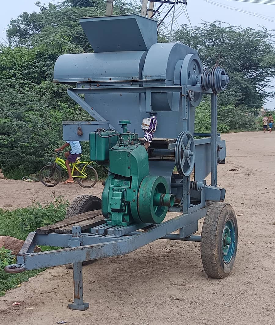 <div class="paragraphs"><p>ಮೂಲೆಗುಂಪಾಗುತ್ತಿರುವ ಸ್ಥಳೀಯ ಒಕ್ಕಣೆ ಯಂತ್ರಗಳು</p></div>
