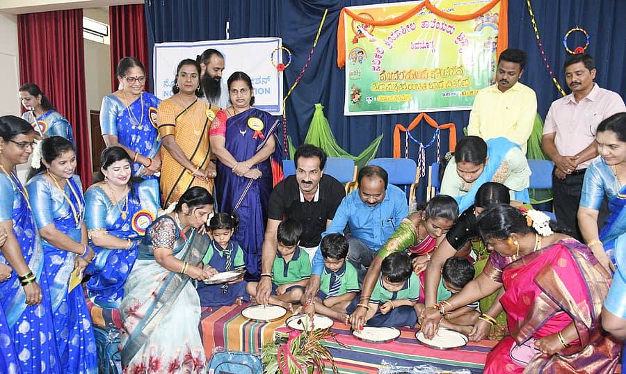 ಶಿವಮೊಗ್ಗ ಡಯಟ್ ಸಂಸ್ಥೆ ಆವರಣದಲ್ಲಿ ಆಯೋಜಿಸಿದ್ದ ಕಾರ್ಯಕ್ರಮದಲ್ಲಿ ಗಾಡಿಕೊಪ್ಪ ಕ್ಯಾಂಪ್‌ನ ಅಂಗನವಾಡಿ ಮಕ್ಕಳಿಗೆ ಅಕ್ಷರಾಭ್ಯಾಸ ಮಾಡಿಸಲಾಯಿತು ಪ್ರಜಾವಾಣಿ ಚಿತ್ರ