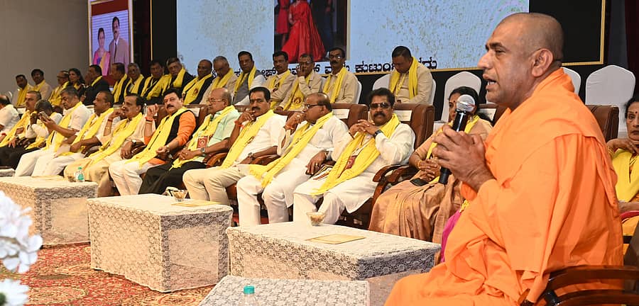 ಬೆಂಗಳೂರು ಬಿಲ್ಲವ ಅಸೋಸಿಯೇಷನ್‌ನ ಸುವರ್ಣ ಸಂಭ್ರಮ ಕಾರ್ಯಕ್ರಮದಲ್ಲಿ ಆರ್ಯ ಈಡಿಗ ಸಂಸ್ಥಾನದ ವಿಖ್ಯಾತಾನಂದ ಸ್ವಾಮೀಜಿ ಮಾತನಾಡಿದರು ಪ್ರಜಾವಾಣಿ ಚಿತ್ರ