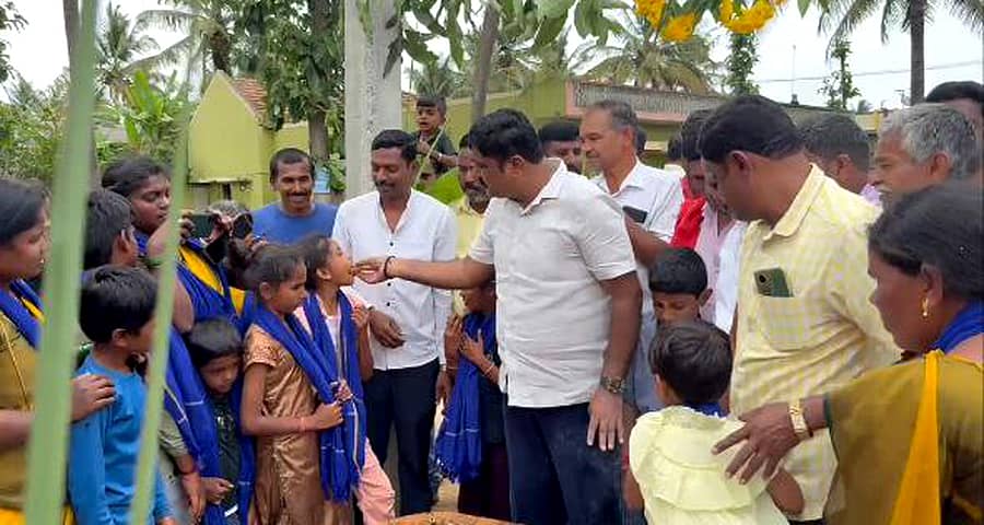 ಕಿಕ್ಕೇರಿ ಹೋಬಳಿಯ ಸಾಸಲು ಗ್ರಾಮದಲ್ಲಿ ಭಾನುವಾರ  ಬಿ.ಆರ್. ಅಂಬೇಡ್ಕರ್ ಸ್ತ್ರೀಶಕ್ತಿ ಮಹಿಳಾ ಸ್ವಸಹಾಯ ಸಂಘವನ್ನು ಮಕ್ಕಳಿಗೆ ಸಿಹಿ ತಿನಿಸುವ ಮೂಲಕ ಶಾಸಕ ಎಚ್.ಟಿ. ಮಂಜು ಉದ್ಘಾಟಿಸಿದರು. ಮಲ್ಲೇಶ್, ಈರಾಜು, ಶಂಭು, ಗುರುಮೂರ್ತಿ ಭಾಗವಹಿಸಿದ್ದರು