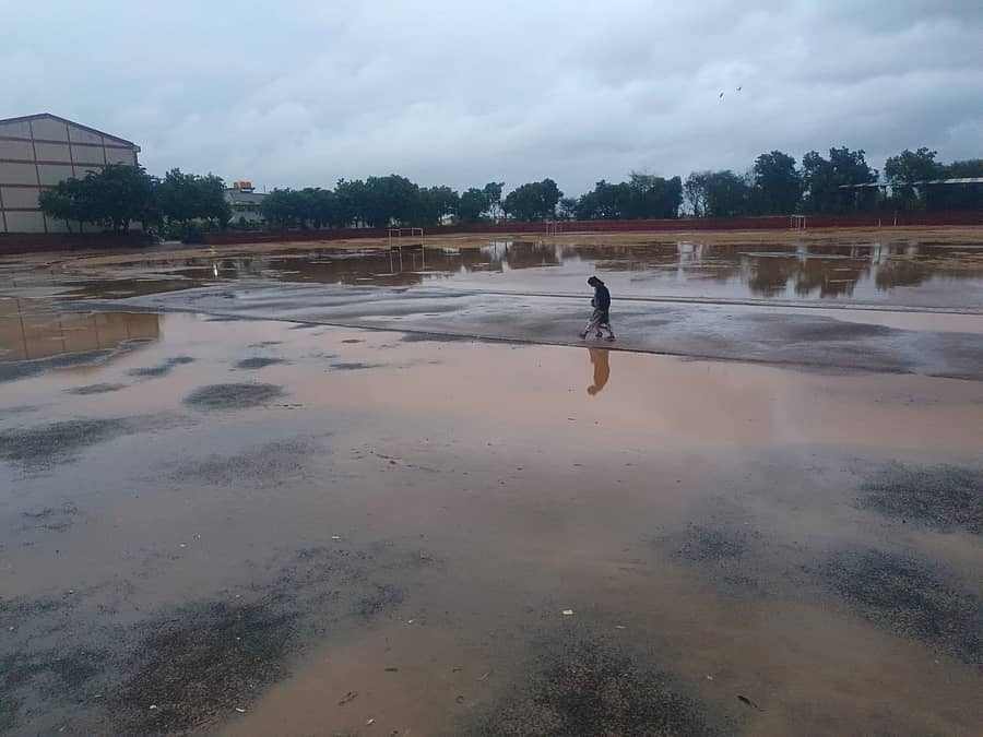ಹಾವೇರಿಯ ಹೊಸಮನಿ ಸಿದ್ದಪ್ಪ ಜಿಲ್ಲಾ ಕ್ರೀಡಾಂಗಣದಲ್ಲಿ ಈಚೆಗೆ ಸುರಿದ ಮಳೆಯಿಂದಾಗಿ ನೀರು ನಿಂತು ಕೆರೆಯಂತಾಗಿರುವುದು