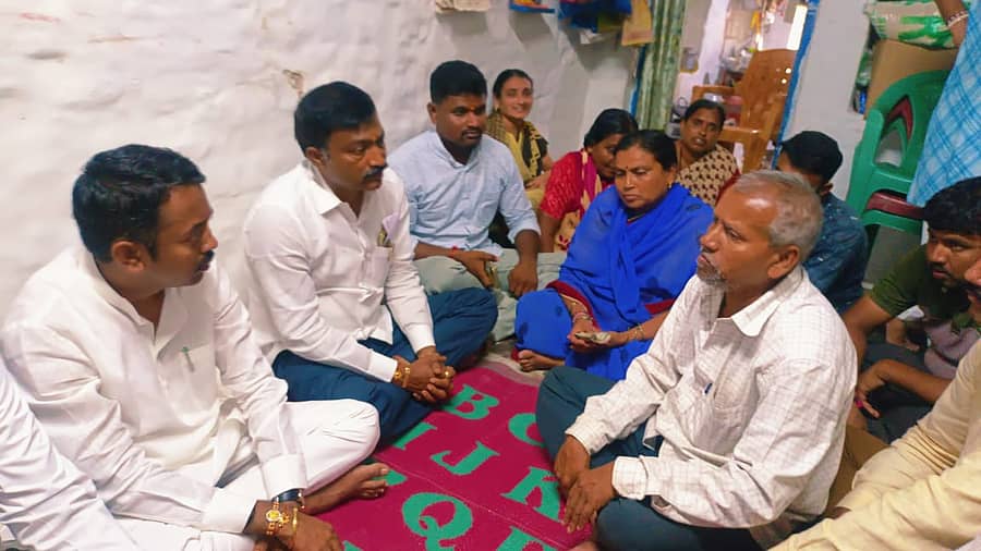 ಈಚೆಗೆ ಆತ್ಮಹತ್ಯೆ ಮಾಡಿಕೊಂಡಿದ್ದ ಗುಳೇದಗುಡ್ಡ ಪಟ್ಟಣದ ವಿದ್ಯಾರ್ಥಿನಿ ಅಂಜಲಿ ಮುಂಡಾಸದ (21) ಅವರ ಮನೆಗೆ ಶಾಸಕ ಭೀಮಸೇನ ಚಿಮ್ಮನಕಟ್ಟಿ ಭಾನುವಾರ ಭೇಟಿ ನೀಡಿ, ಕುಟುಂಬದವರಿಗೆ ಸಾಂತ್ವನ ಹೇಳಿದರು