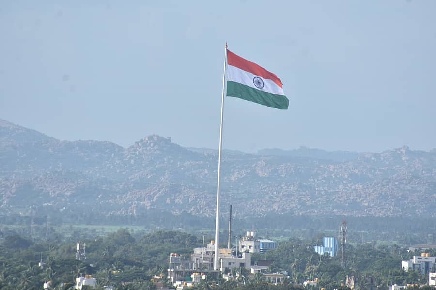 ಧ್ವಜಸ್ತಂಭದಲ್ಲಿ ಬೃಹತ್ ರಾಷ್ಟ್ರಧ್ವಜ ಹಾರಾಡಿದಾಗ ಹೊಸಪೇಟೆಯ ಜೋಳದರಾಶಿ ಗುಡ್ಡದಿಂದ ಈ ರೀತಿ ಕಾಣಿಸಿತ್ತು –ಪ್ರಜಾವಾಣಿ ಚಿತ್ರ