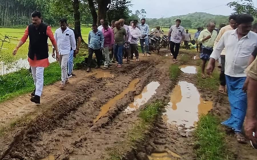 ಬೆಳ್ಳೂರು ಗ್ರಾಮ ಪಂಚಾಯತಿ ವ್ಯಾಪ್ತಿಯ ಮಳೆಹಾನಿ ಪ್ರದೇಶಗಳಿಗೆ ಶಾಸಕ ಗೋಪಾಲಕೃಷ್ಣ ಬೇಳೂರು ಶನಿವಾರ ಭೇಟಿ ನೀಡಿ ಸ್ಥಳ ಪರಿಶೀಲಿಸಿದರು