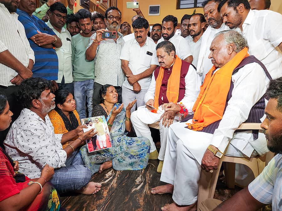 ಕೊಪ್ಪಳದ ಗವಿಸಿದ್ದಪ್ಪ ನಾಯಕ ಅವರ ಮನೆಗೆ ಭಾನುವಾರ ಶಾಸಕ ಬಸನಗೌಡ ಪಾಟೀಲ ಯತ್ನಾಳ ಮತ್ತು ಮಾಜಿ ಉಪಮುಖ್ಯಮಂತ್ರಿ ಕೆ.ಎಸ್‌. ಈಶ್ವರಪ್ಪ ಅವರು ಭೇಟಿ ನೀಡಿದಾಗ ಕೊಲೆಗೀಡಾದ ಯುವಕನ ಪೋಷಕರು ಅಳಲು ತೋಡಿಕೊಂಡರು