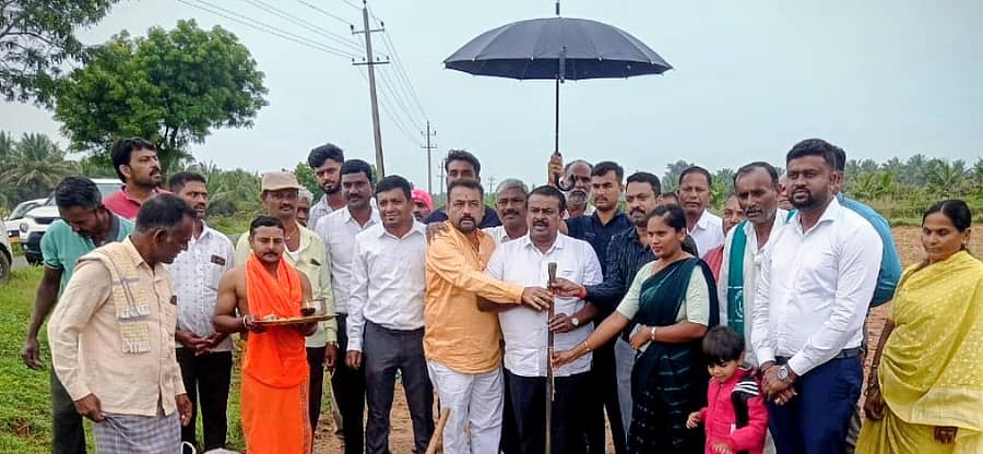 ಚಾಮುಂಡೇಶ್ವರಿ ವಿದ್ಯುತ್ ನಿಗಮ ಚನ್ನರಾಯಪಟ್ಟಣ ಮತ್ತು ನುಗ್ಗೇಹಳ್ಳಿ ವಿಭಾಗ ಹಾಗೂ ಖಾಸಗಿ ಸಹಭಾಗಿತ್ವದಲ್ಲಿ ಹೋಬಳಿಯ ಕಗ್ಗೆರೆ ಗ್ರಾಮದ ಬಳಿ ಸುಮಾರು ₹20 ಕೋಟಿ ವೆಚ್ಚದ ಸೋಲಾರ್ ಪ್ಲಾಂಟ್ ನಿರ್ಮಾಣಕ್ಕೆ ಶಾಸಕ ಸಿ.ಎನ್. ಬಾಲಕೃಷ್ಣ  ಸೋಮವಾರ ಭೂಮಿ ಪೂಜೆ ನೆರವೇರಿಸಿದರು 