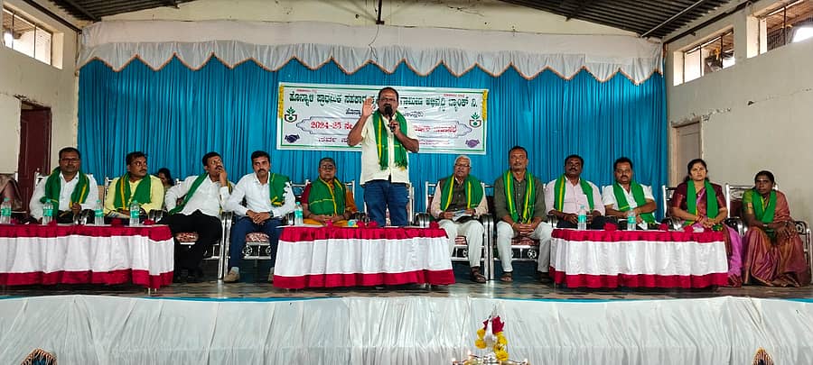 ಹೊನ್ನಾಳಿಯಲ್ಲಿ ಪಿಕಾರ್ಡ್‌ ಬ್ಯಾಂಕ್‌ನ 87ನೇ ವಾರ್ಷಿಕ ಮಹಾಸಭೆಯಲ್ಲಿ ಕೆ.ಜಿ. ರಮೇಶ್ ಅರಬಗಟ್ಟೆ ಮಾತನಾಡಿದರು