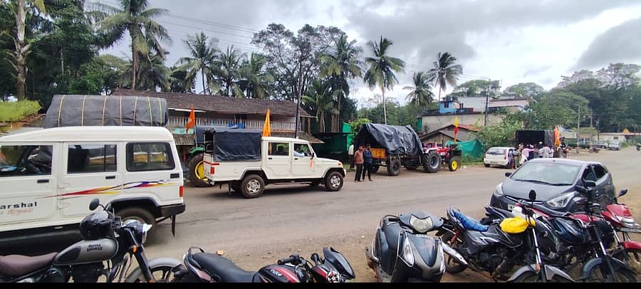 ಉತ್ತರ ಕರ್ನಾಟಕದಿಂದ ಸೋಮವಾರ ತಾಲ್ಲೂಕಿನ ಉಳವಿ ಶ್ರೀ ಚನ್ನಬಸವೇಶ್ವರ ದರ್ಶನಕ್ಕೆ ಬಂದ ಭಕ್ತರು ಜೊಯಿಡಾದಲ್ಲಿ ತಿಂಡಿ ಉಪಚಾರಕ್ಕೆ ವಾಹನಗಳನ್ನು ನಿಲ್ಲಿಸಿರುವುದು.