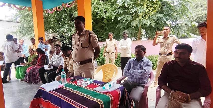 ಕೊಟ್ಟೂರು ತಾಲ್ಲೂಕಿನ ಚಿರಬಿ ಗ್ರಾಮದಲ್ಲಿ ನಡೆದ ಮೂಗಬಸವೇಶ್ವರಸ್ವಾಮಿ ರಥೋತ್ಸವ ಜರುಗಿಸುವ ಬಗ್ಗೆ ಸೋಮವಾರ ನಡೆದ ಸಭೆಯಲ್ಲಿ ಡಿವೈಎಸ್ ಪಿ.ಮಲ್ಲೇಶ ದೊಡ್ಡಮನಿ ಮಾತನಾಡಿದರು