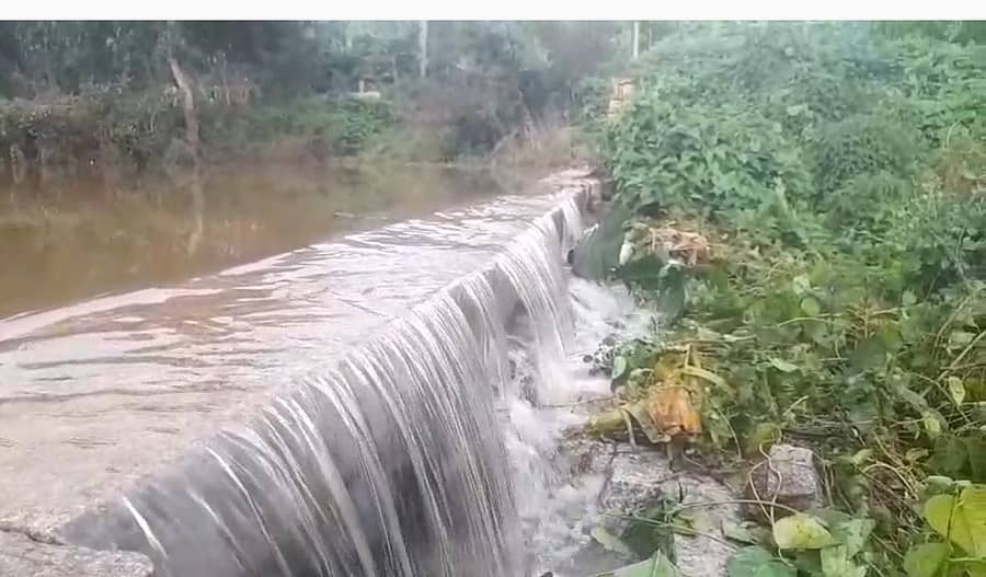 ದೊಡ್ಡಬಳ್ಳಾಪುರ ತಾಲ್ಲೂಕಿನ ಚನ್ನರಾಯಸ್ವಾಮಿ ಬೆಟ್ಟದ ತಪ್ಪಲಿನ ಚಿಕ್ಕರಾಯಪ್ಪನಹಳ್ಳಿ ಕೆರೆ ಭಾನುವಾರ ಸುರಿದ ಮಳೆಗೆ ಸೋಮವಾರ ಬೆಳಿಗ್ಗೆ ಕೋಡಿ ಬಿದ್ದಿದೆ