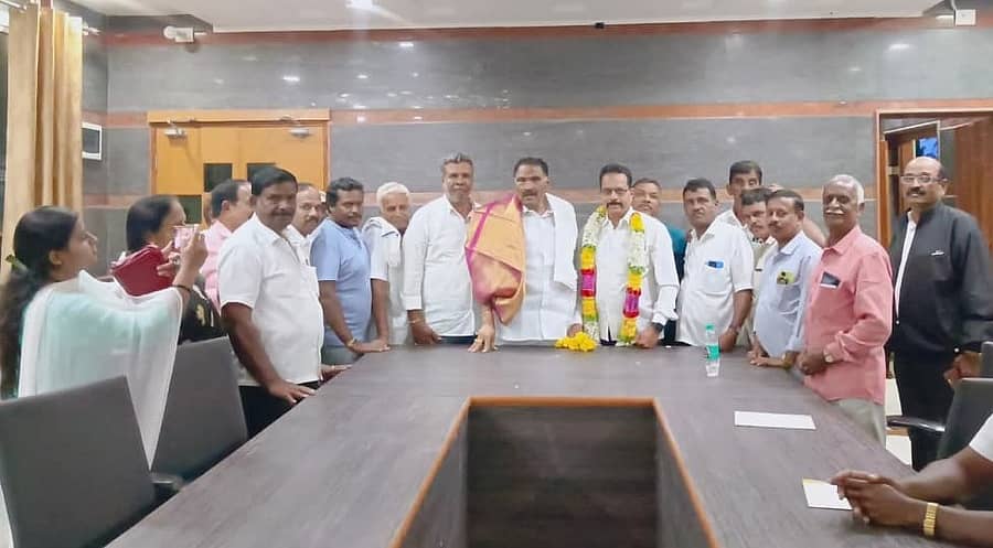 ಅರಸೀಕೆರೆ ತಾಲ್ಲೂಕಿನ ಗಂಗಾಮತಸ್ಥರ ಸಂಘದ ನೂತನ ಅಧ್ಯಕ್ಷರಾಗಿ ಆಯ್ಕೆಯಾದ ಡಿ.ಲಕ್ಷಣ್‌ ಅವರನ್ನು ಶಾಸಕ ಕೆ.ಎಂ.ಶಿವಲಿಂಗೇಗೌಡ ಅಭಿನಂದಿಸಿದರು 