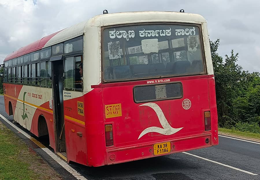 ತಾವರಗೇರಾ - ಕುಷ್ಟಗಿ‌ ಮುಖ್ಯ ರಸ್ತೆಯ ನಂದಾಪೂರ ಕ್ರಾಸ್ ಹತ್ತಿರ ಸೋಮವಾರ ಚಕ್ರ ಮುರಿದು ರಸ್ತೆಯಲ್ಲಿ ನಿಂತಿರುವ ಬಸ್