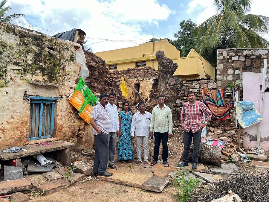 ಕೆರೂರ ಪಟ್ಟಣದಲ್ಲಿ ನಿರಂತರ ಮಳೆಯಿಂದಾಗಿ ಹಾನಿಯಾದ ಮನೆಗಳಿಗೆ ಸ್ಥಳಿಯ ಪಟ್ಟಣ ಪಂಚಾಯಿತಿ,ಕಂದಾಯ ಇಲಾಖೆ ಅಧಿಕಾರಿಗಳು ಬೇಟಿ ನೀಡಿ ಪರಿಶೀಲಿಸಿದರು.