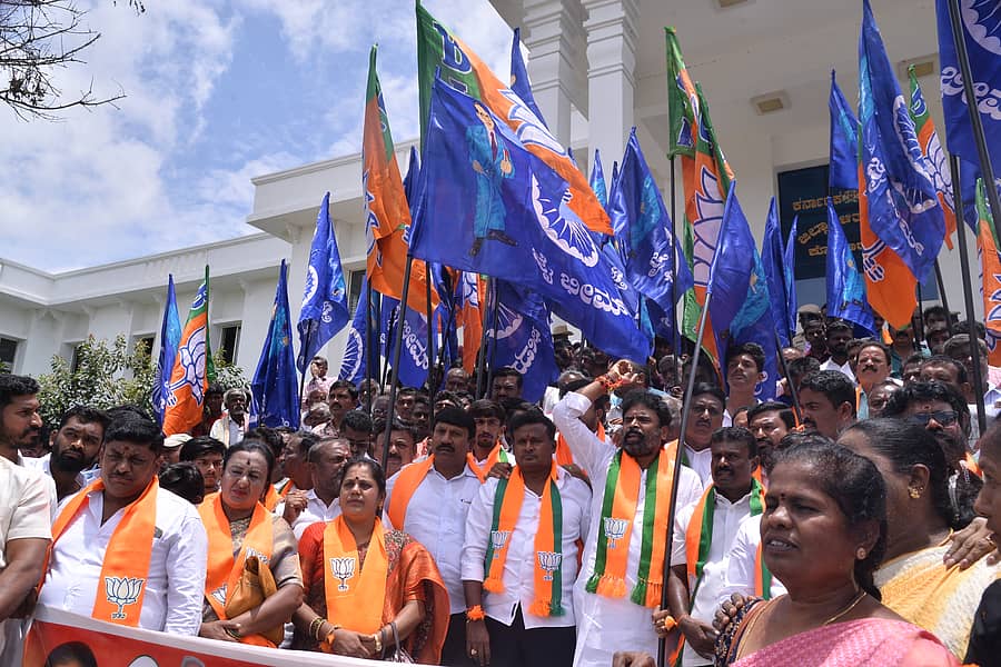 ಕೋಲಾರದ ಜಿಲ್ಲಾಡಳಿತ ಭವನ ಎದುರು ಸೋಮವಾರ ಬಿಜೆಪಿ ಮುಖಂಡರು, ಕಾರ್ಯಕರ್ತರು ಪಕ್ಷದ ಜಿಲ್ಲಾ ಅಧ್ಯಕ್ಷ ಓಂಶಕ್ತಿ ಚಲಪತಿ ಹಾಗೂ ಮಾಜಿ ಸಂಸದ ಎಸ್.ಮುನಿಸ್ವಾಮಿ ನೇತೃತ್ವದಲ್ಲಿ ಪ್ರತಿಭಟನೆ ನಡೆಸಿದರು