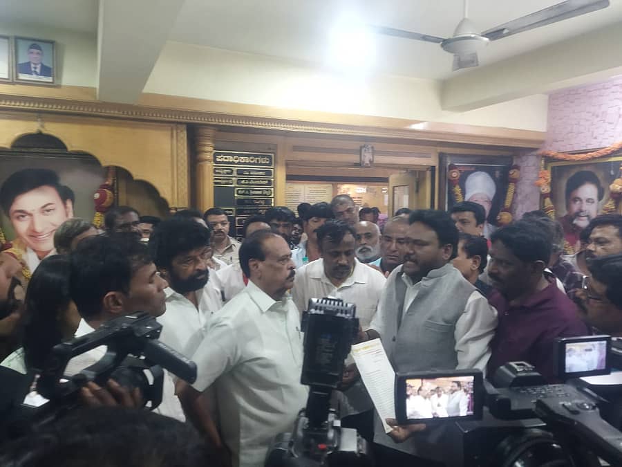ಕರ್ನಾಟಕ ಚಲನಚಿತ್ರ ವಾಣಿಜ್ಯ ಮಂಡಳಿಗೆ ಮುತ್ತಿಗೆ ಹಾಕಿ ಆಕ್ರೋಶ ವ್ಯಕ್ತಪಡಿಸಲಾಯಿತು  
