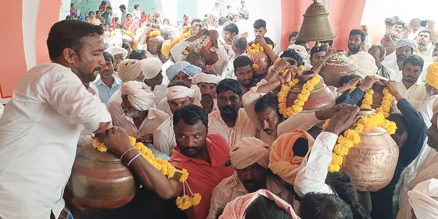 ಕಕ್ಕೇರಾ ಪಟ್ಟಣದ ಸೋಮನಾಥ ದೇವರ ಅಭಿಷೇಕಕ್ಕಾಗಿ ಹಾಲನ್ನು ಅರ್ಪಿಸಿದ ಭಕ್ತರು